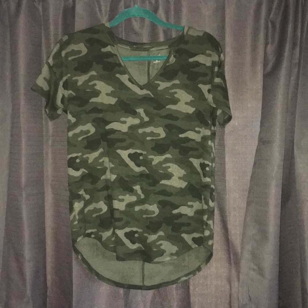 Camo short sleeve v-neck top